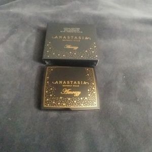 BNIB Anastasia Amrezy highlight